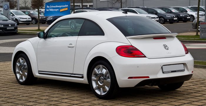 1280px-VW_Beetle_1.4_TSI_Sport_–_Heckansicht,_3._März_2013,_Düsseldorf